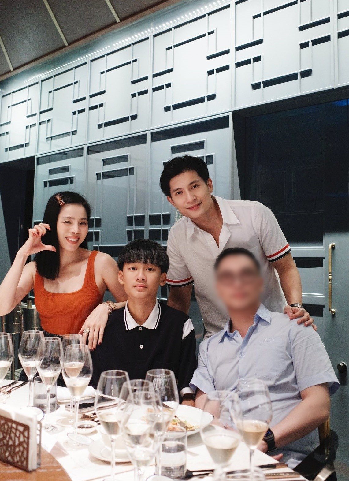 Lệ Quyên không ít lần nhắc đến Lâm Bảo Châu trên truyền thông. Tháng 10/2025, chia sẻ trên Vietnamnet, nữ ca sĩ cho biết, tuy khá kín đáo và ngại ngần khi ra ngoài, ở nhà Lâm Bảo Châu lại cởi mở và nói nhiều. Ảnh: FB Lệ Quyên.