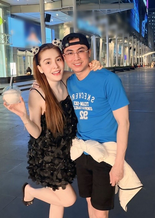 Nếu trước đây cô gây ấn tượng bởi vẻ gợi cảm, sắc sảo, thì hiện tại hình ảnh người phụ nữ chuẩn bị làm mẹ mang đến cảm giác nữ ca sĩ dịu dàng hơn.