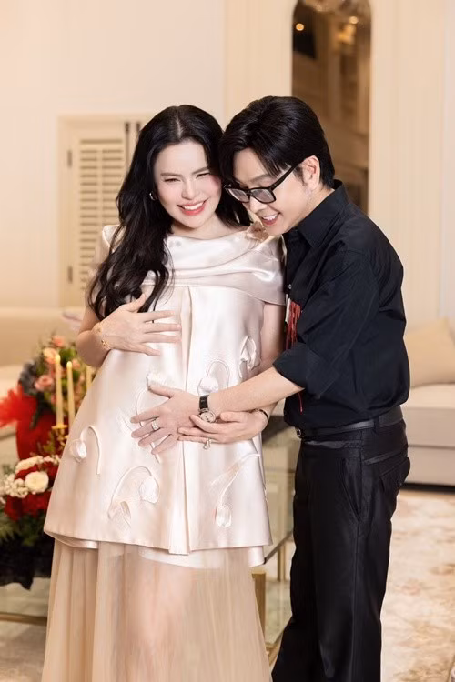 Đầu năm 2025, Phương Lê giao quyền kinh doanh cho Vũ Luân. "Việc giao lại quyền điều hành công ty cho chồng là một bước đi chiến lược mà tôi đã cân nhắc kỹ lưỡng. Đồng thời, tôi muốn dành thời gian để chăm sóc gia đình, tạo dựng một tổ ấm hạnh phúc. Đây là giai đoạn quan trọng trong cuộc đời của tôi và tôi muốn tận hưởng nó trọn vẹn", Phương Lê chia sẻ trên Vietnamnet. Ảnh: FB Phương Lê.