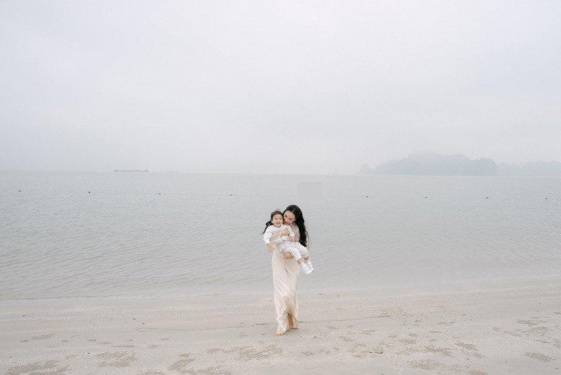 Hồ Quỳnh Hương chia sẻ, từ khi có bé Táo, vợ chồng cô mới hiểu được rõ hơn lòng cha mẹ bao la như trời biển. Ảnh: FB Hồ Quỳnh Hương.