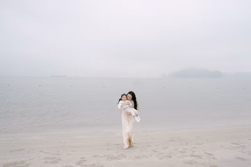 Hồ Quỳnh Hương chia sẻ, từ khi có bé Táo, vợ chồng cô mới hiểu được rõ hơn lòng cha mẹ bao la như trời biển. Ảnh: FB Hồ Quỳnh Hương.