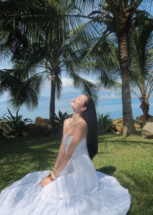 Chân dài sinh năm 1991 từng là đối thủ đáng gờm của Nguyễn Cao Kỳ Duyên ở Miss Universe Vietnam 2024. Ảnh: FB Quỳnh Anh.