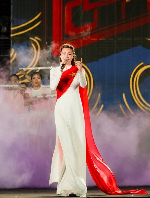 Nữ ca sĩ quyên góp 500 triệu đồng cho người dân chịu thiệt hại do mưa lũ. Ảnh: FB Hồ Ngọc Hà.