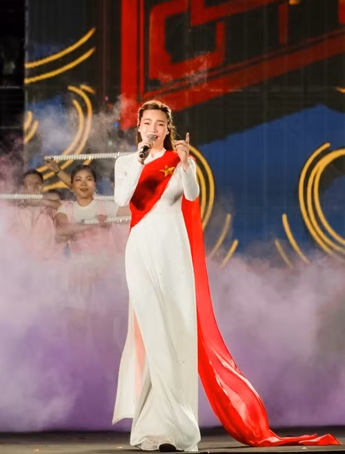 Nữ ca sĩ quyên góp 500 triệu đồng cho người dân chịu thiệt hại do mưa lũ. Ảnh: FB Hồ Ngọc Hà.