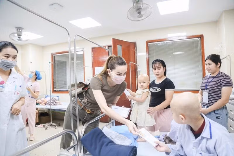 Hồ Ngọc Hà chăm làm từ thiện. Ít ngày trước, nữ ca sĩ đi trao quà cho các bệnh nhi. Ảnh: FB Hồ Ngọc Hà.