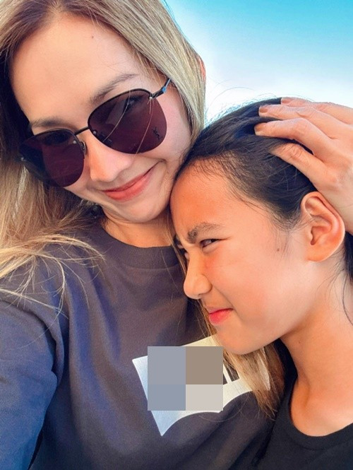 Sang Mỹ cùng chồng con, Kim Hiền có cuộc sống bình yên, hạnh phúc trong 10 năm qua. Trên trang cá nhân, ngoài hình ảnh bản thân, cô thường chia sẻ hình ảnh các con. Ảnh: FB Kim Hiền.