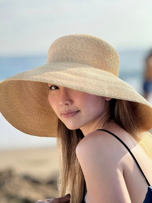 "Được làm việc trong công ty mà mình từng mơ ước. Nhìn con cái trưởng thành và yêu thương nhau. Có mẹ bên cạnh mỗi ngày. Và trái tim biết rung động nhiều hơn", cô viết. Ảnh: FB Kim Hiền.