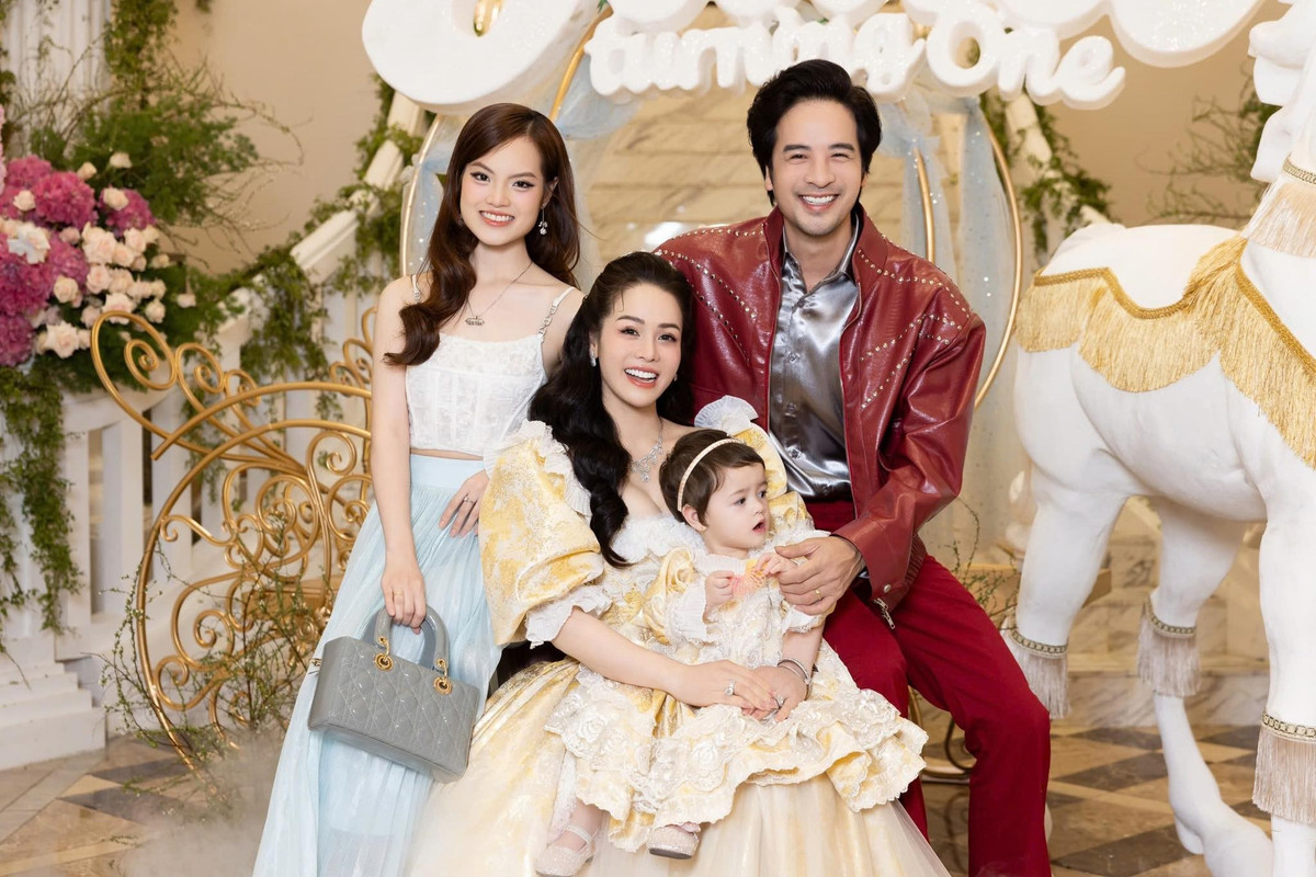 Đoàn Minh Tài – Sunny Đan Ngọc rạng rỡ khi tham dự tiệc sinh nhật con gái Nhật Kim Anh. Ảnh: FB Nhật Kim Anh.