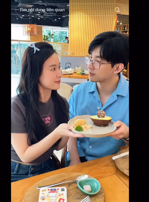 Sau hôn lễ, vợ chồng Midu thoải mái xuất hiện bên nhau. Ảnh: FB Midu.