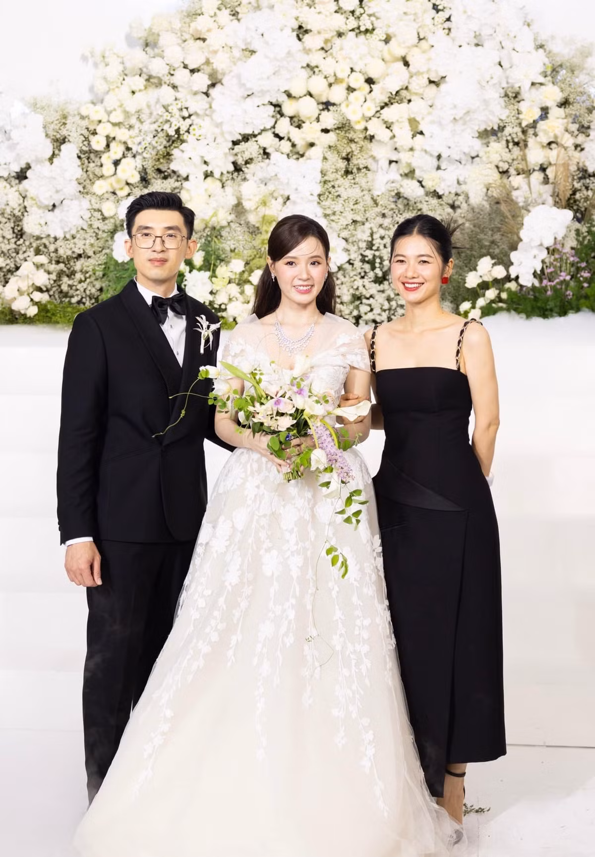 Oanh Kiều là bạn thân của Midu trong showbiz Việt.