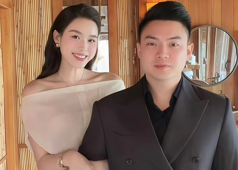 Đỗ Thị Hà sánh đôi cùng chồng thiếu gia khi chúc mừng Phương Nhi lên xe hoa. Ảnh: Tiền Phong.