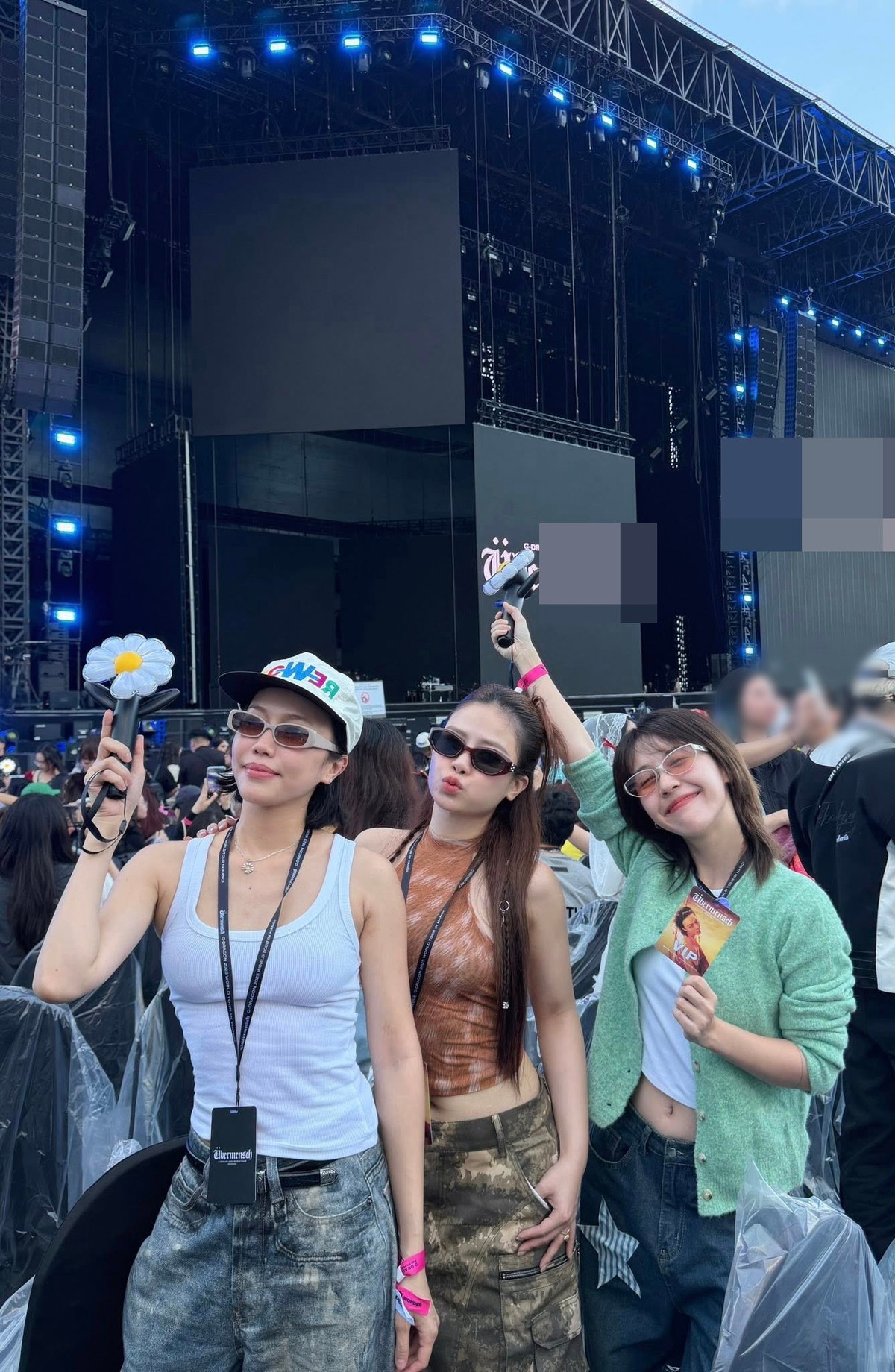 Về việc lập nhóm nhạc, Diệu Nhi chia sẻ trên Đẹp, khi mở lời mời Dương Hoàng Yến và Hậu Hoàng tham gia dự án âm nhạc cùng mình cả hai đều vui vẻ, thậm chí rất nhiệt tình, ủng hộ cho cô. Ảnh: FB Dương Hoàng Yến.