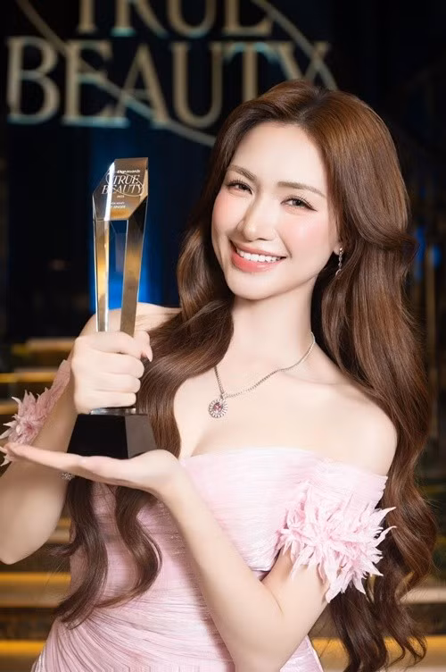 Năm 2025, nhờ MV Bắc Bling, nữ ca sĩ liên tục đoạt giải thưởng. Hòa Minzy nhận giải Nữ ca sĩ của năm - Hạng mục Dân gian đương đại tại Harper's Bazaar Star Awards 2025. Ảnh: FB Hòa Minzy.