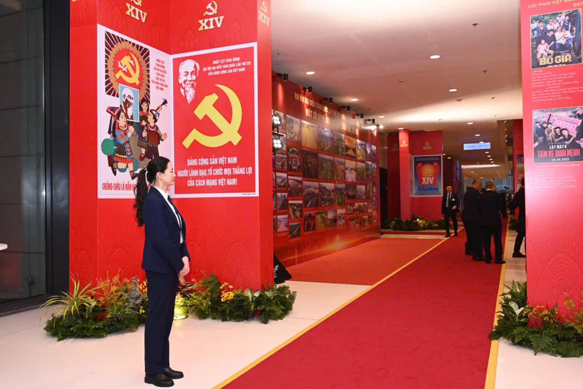 Khoác trên mình bộ vest nghiệp vụ lịch lãm, ít ai hình dung được rằng, phía sau vẻ ngoài trang nhã, chỉn chu, nghiêm túc ấy là những tháng ngày rèn luyện khắc nghiệt, từ võ thuật, bắn súng, chiến thuật bảo vệ yếu nhân, xử lý tình huống khủng bố, bắt cóc con tin... Ảnh: H.Đ