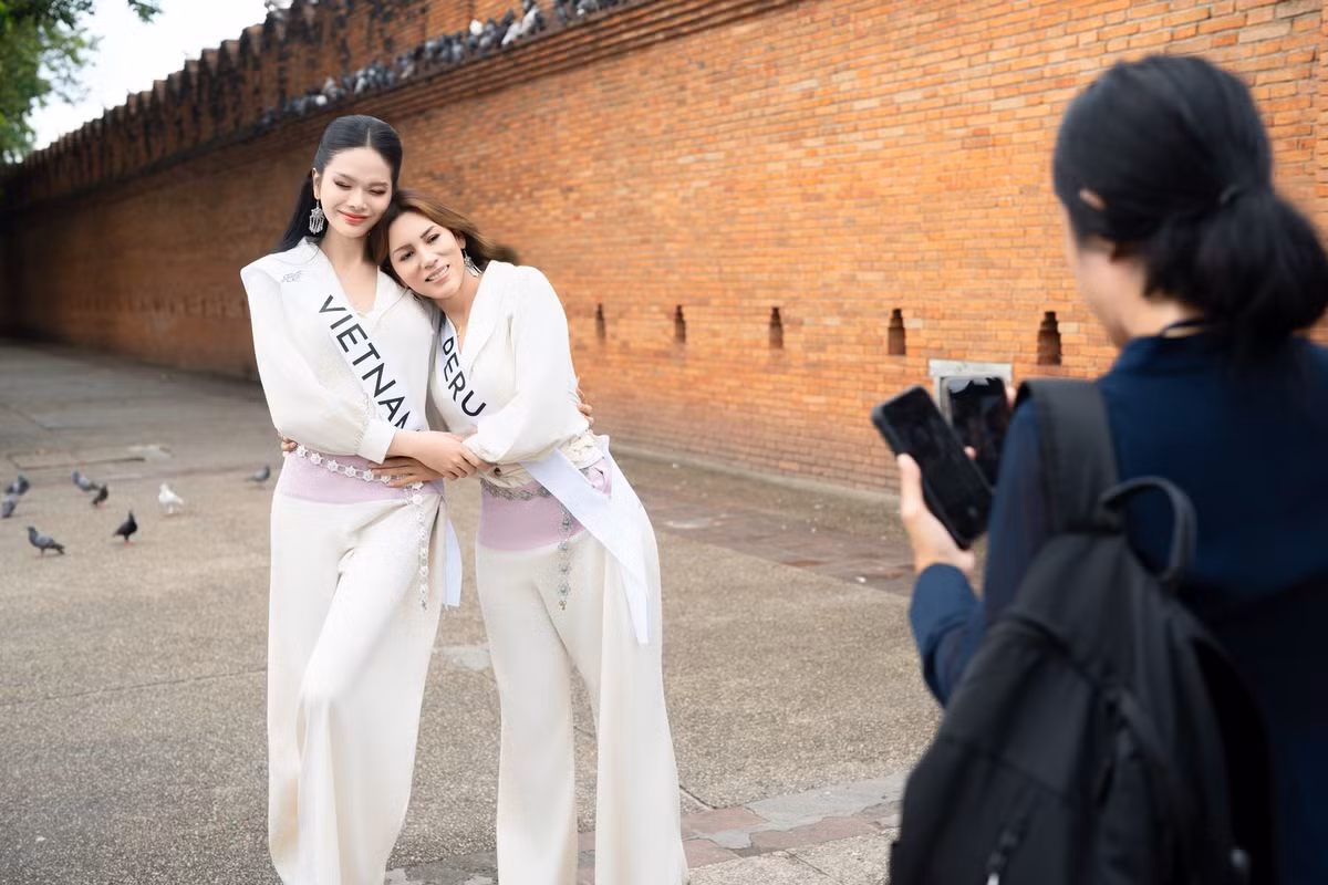 Đại diện Việt Nam thân thiết với mỹ nhân Peru ở sân chơi nhan sắc. Ảnh: FB Hà Tâm Như.