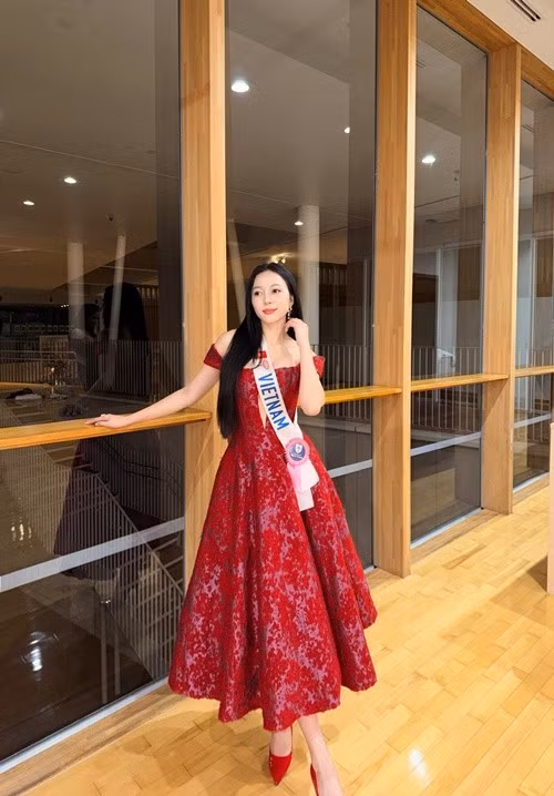 Kiều Duy hóa nàng công chúa gợi cảm. Cô diện chiếc váy bồng bềnh trễ vai tông đỏ. Ảnh: FB Kiều Duy.