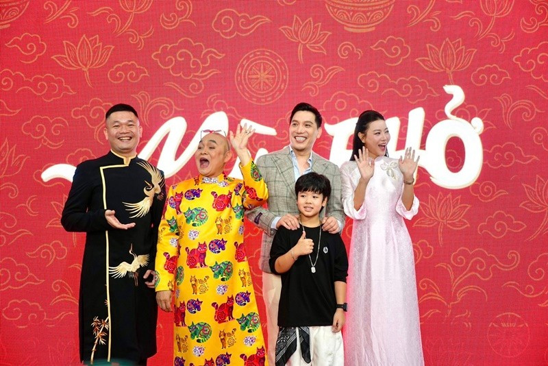 Về cát-sê phim Mùi phở, nghệ sĩ Xuân Hinh hài hước cho biết: "Bây giờ tôi đi diễn cũng không đói kém gì nữa nhưng phải diễn gần 2 tháng trời. Khi anh Minh hỏi về chuyện kinh phí, tôi bảo cho bao nhiêu cũng được. Khi ký hợp đồng, tôi bảo cứ quay bao giờ xong kể cả 3 tháng, không tính ngày. Quay xong tính ra cũng hơi nhiều mà chẳng thu được tiền". Ảnh: FB Xuân Hinh.