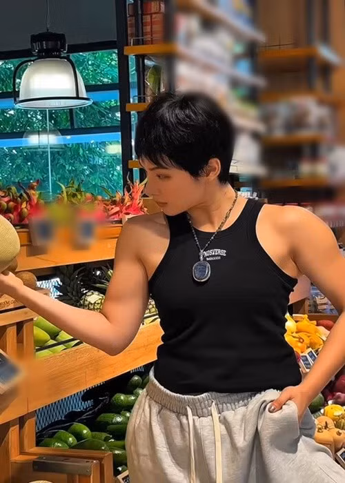 Sở hữu thân hình cơ bắp, "bà mẹ nhí" ăn mặc cá tính hơn. Ảnh: Instagram Angela Phương Trinh.