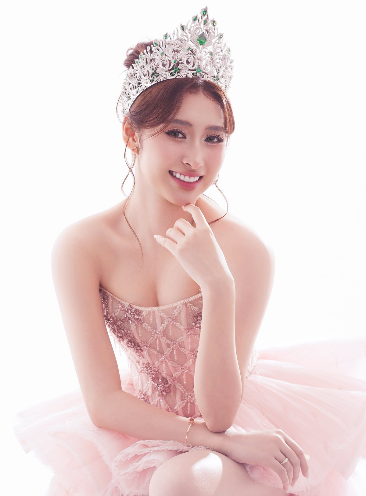 Năm 2024, Ngô Thị Trâm Anh đoạt danh hiệu Hoa khôi Sinh viên thanh lịch. 1 năm sau, cô giành vương miện Hoa hậu Trái đất Việt Nam.