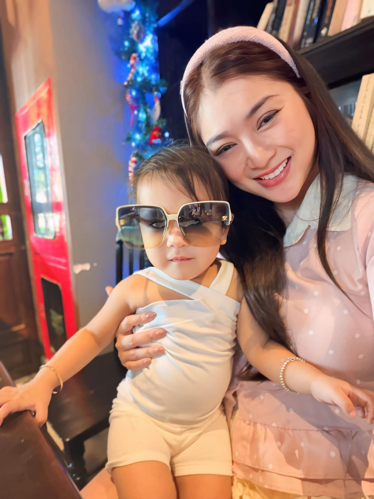 Con gái của Thanh Trúc càng lớn càng đáng yêu, được xem là bản sao nhí của Châu Khải Phong.