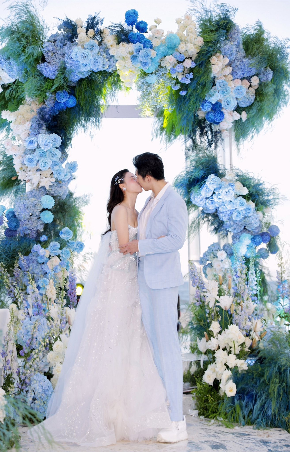 Midu khoe ảnh khoá môi Minh Đạt trong tiệc kỷ niệm 1 năm ngày cưới lãng mạn trên bờ biển vào tháng 6/2025.