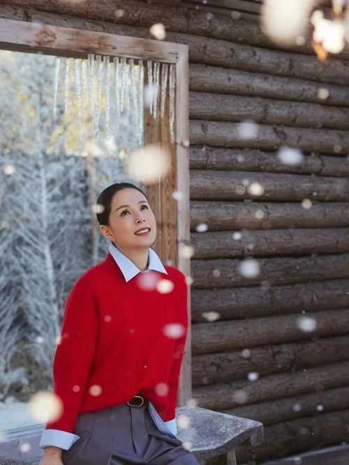 Nữ diễn viên từng chia sẻ trên Vietnamnet về cuộc sống sau ánh hào quang: "Tôi luôn bận rộn với lịch làm việc mỗi ngày, nào là quay phim, tham dự sự kiện, đóng quảng cáo... Nếu không phải ra ngoài, quỹ thời gian của tôi cũng xoay quanh việc nấu nướng, đọc sách, xem phim và ngủ. Thỉnh thoảng, tôi lại lên mạng giao lưu cùng fan. Tôi muốn thông qua trang cá nhân chia sẻ những điều tích cực đến mọi người". Ảnh: Instagram Lý Nhược Đồng.