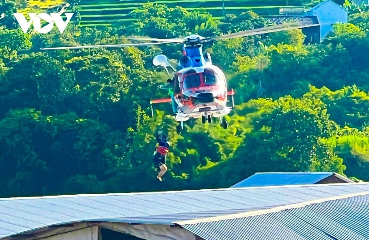 Máy bay số hiệu VN-8624 đã cất cánh lúc 15h54; đến hơn 17h, đã giải cứu thành công người dân mắc kẹt tại đây.