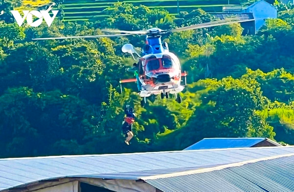 Máy bay số hiệu VN-8624 đã cất cánh lúc 15h54; đến hơn 17h, đã giải cứu thành công người dân mắc kẹt tại đây.