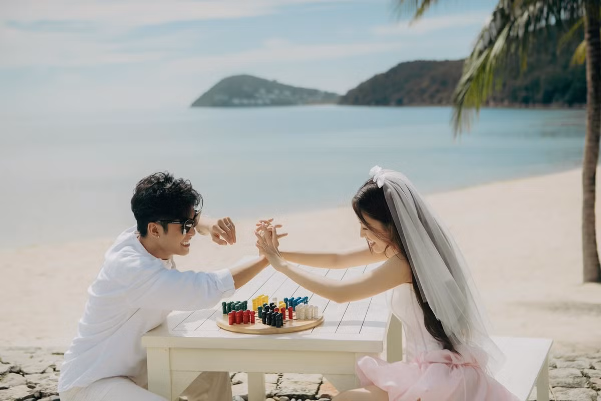 Puka và Gin Tuấn Kiệt có nhiều khoảnh khắc tinh nghịch bên nhau trong bộ ảnh cưới.