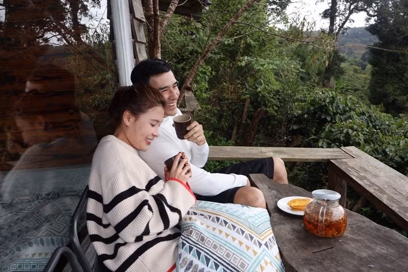 Lương Thế Thành cho biết, những ngày qua, Thúy Diễm 'than thở' buồn nên nam diễn viên quyết định đưa vợ đi chơi. Ảnh: FB Lương Thế Thành.