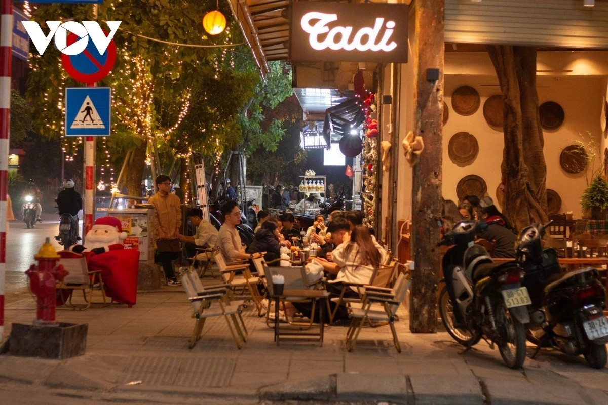 Quán cà phê lấn gần hết vỉa hè ở đoạn đường Vũ Trọng Phụng giao với Quan Nhân.