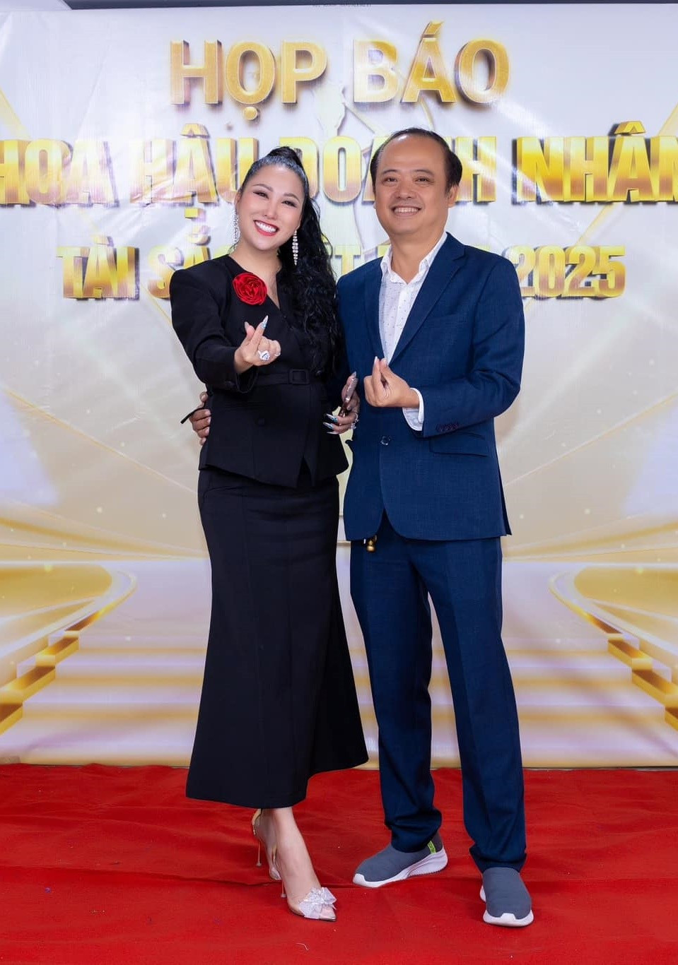 Để vòng một luôn nở nang, vòng ba căng đầy, Phi Thanh Vân không ngại chi tiền dao kéo. Ảnh: FB Phi Thanh Vân.