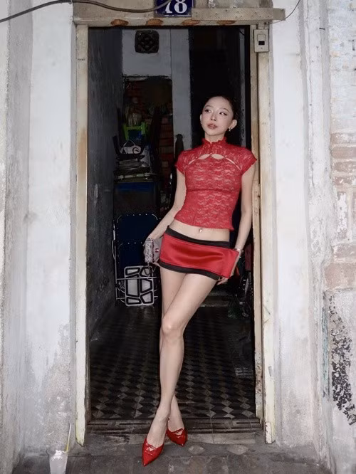 Trong trang phục áo ren đỏ phối chân váy ngắn đồng điệu, Tóc Tiên giữ thần thái lạnh, ánh nhìn xa xăm - một hình ảnh của một người phụ nữ được cho là đã đi qua nhiều cung bậc cảm xúc.