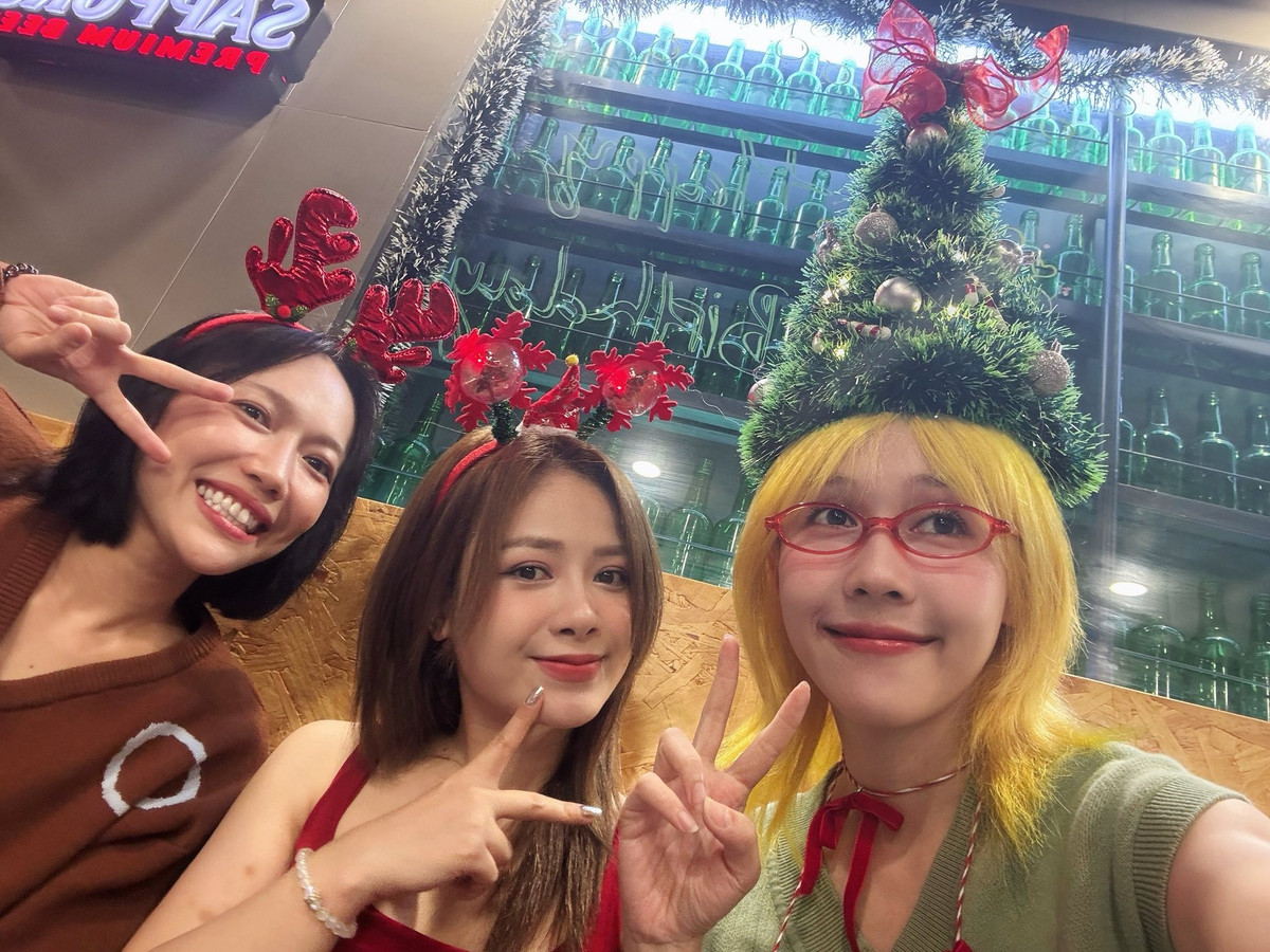 Ngoài các buổi tất niên, nhóm nhạc của Diệu Nhi vẫn thường xuyên hội ngộ trong những dịp lễ, Tết hoặc khi có thời gian rảnh hiếm hoi. Ảnh: FB Hậu Hoàng.