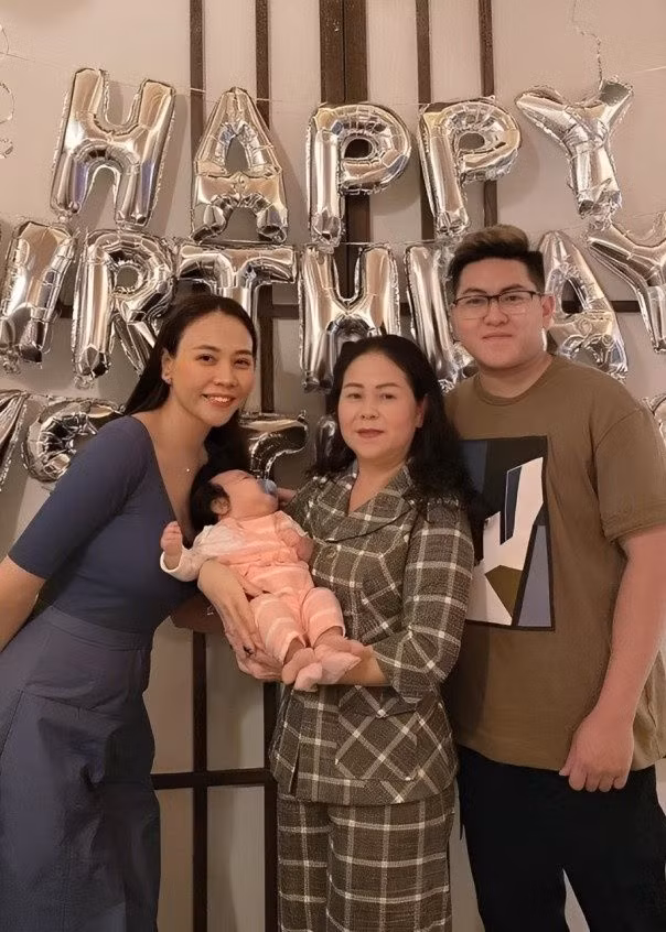 Vợ chồng Đàm Thu Trang thường xuyên đưa các con về Lạng Sơn thăm mẹ và em trai. Ảnh: Người Đưa Tin.