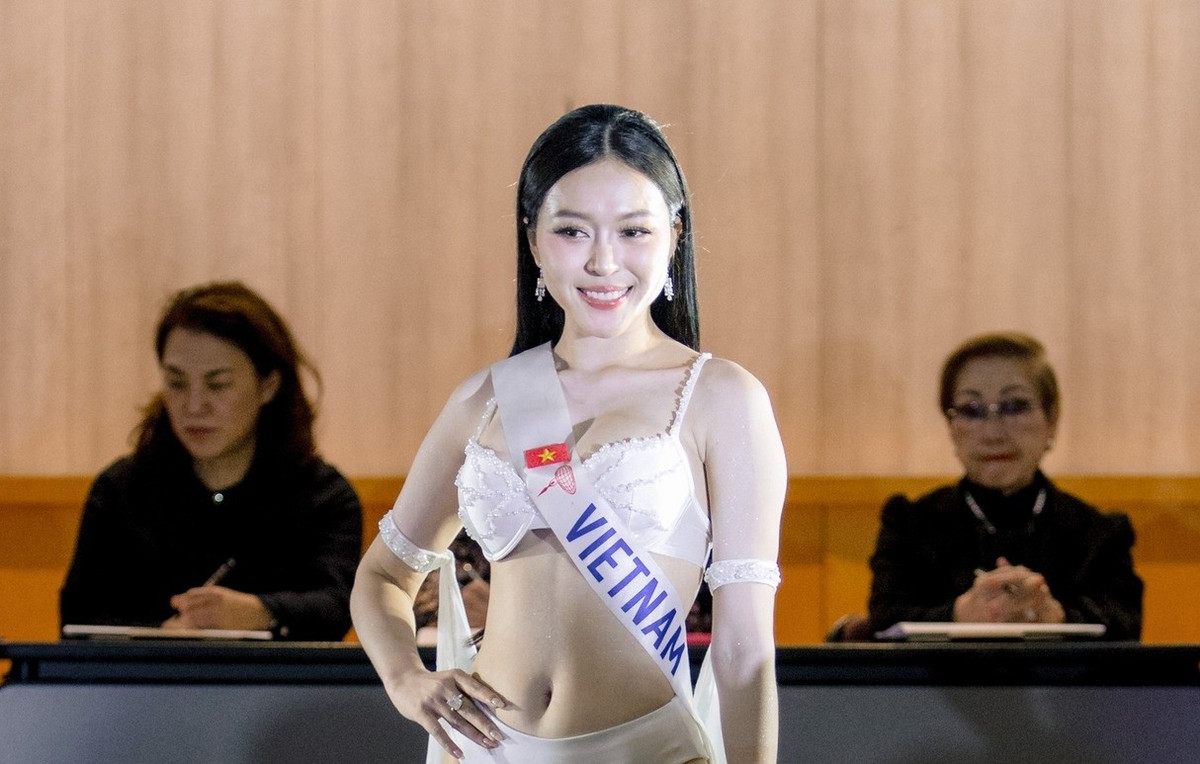 Kiều Duy khoe hình thể thon gọn, cân đối trong bộ bikini trắng, thể hiện phong thái tự tin ở bán kết. Ảnh: Miss International.