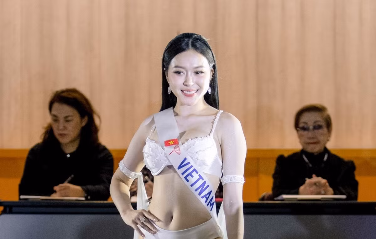 Kiều Duy khoe hình thể thon gọn, cân đối trong bộ bikini trắng, thể hiện phong thái tự tin ở bán kết. Ảnh: Miss International.