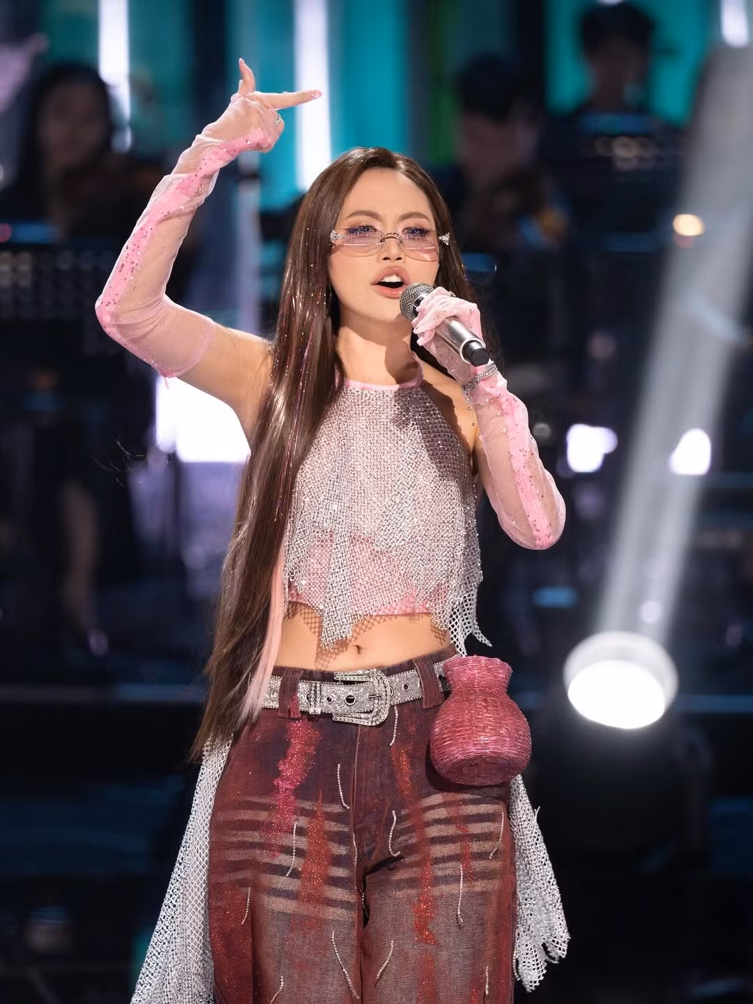 Trong bán kết 2 Sing! Asia 2025,Phương Mỹ Chi hát ca khúc Vũ trụ có anh. Ảnh: FB Phương Mỹ Chi.