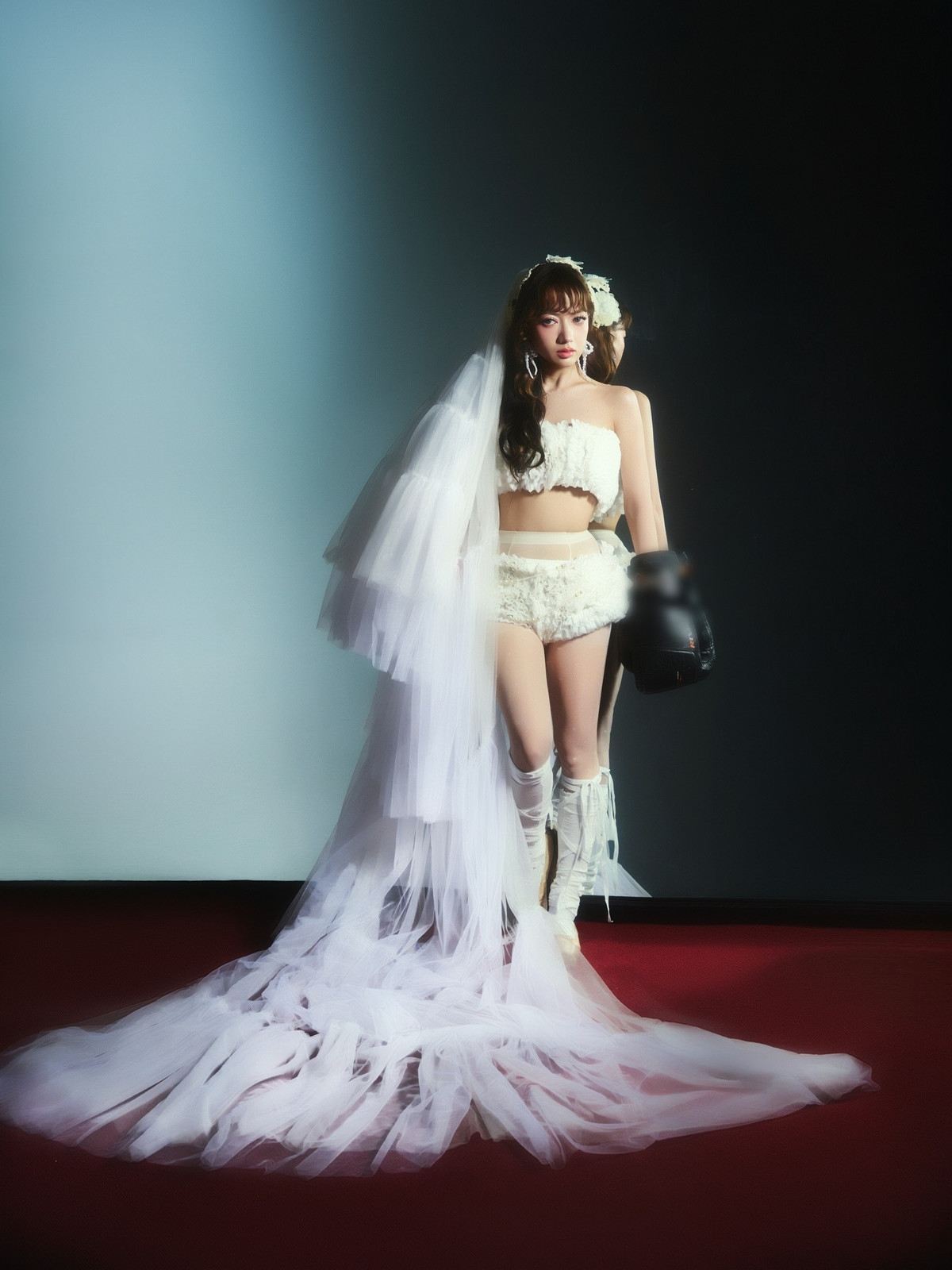 Cô viết dí dỏm: “Bộ hình chụp năm ngoái vui thôi, ai ngờ giờ thành thật”.