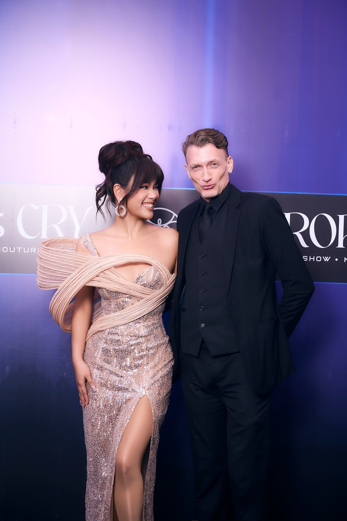 Phương Vy khoe được chồng tháp tùng tham gia các sự kiện: "Thương nhất là cả ngày đi làm về đã mệt, vợ năn nỉ “anh đi sự kiện với em nha, em ngại đám đông quá”, là anh ăn nhanh tô cơm với rau và đậu, lên đồ vest, lên đường đi với vợ. Không than, không phàn nàn, không càm ràm”. Ảnh: FB Phương Vy.