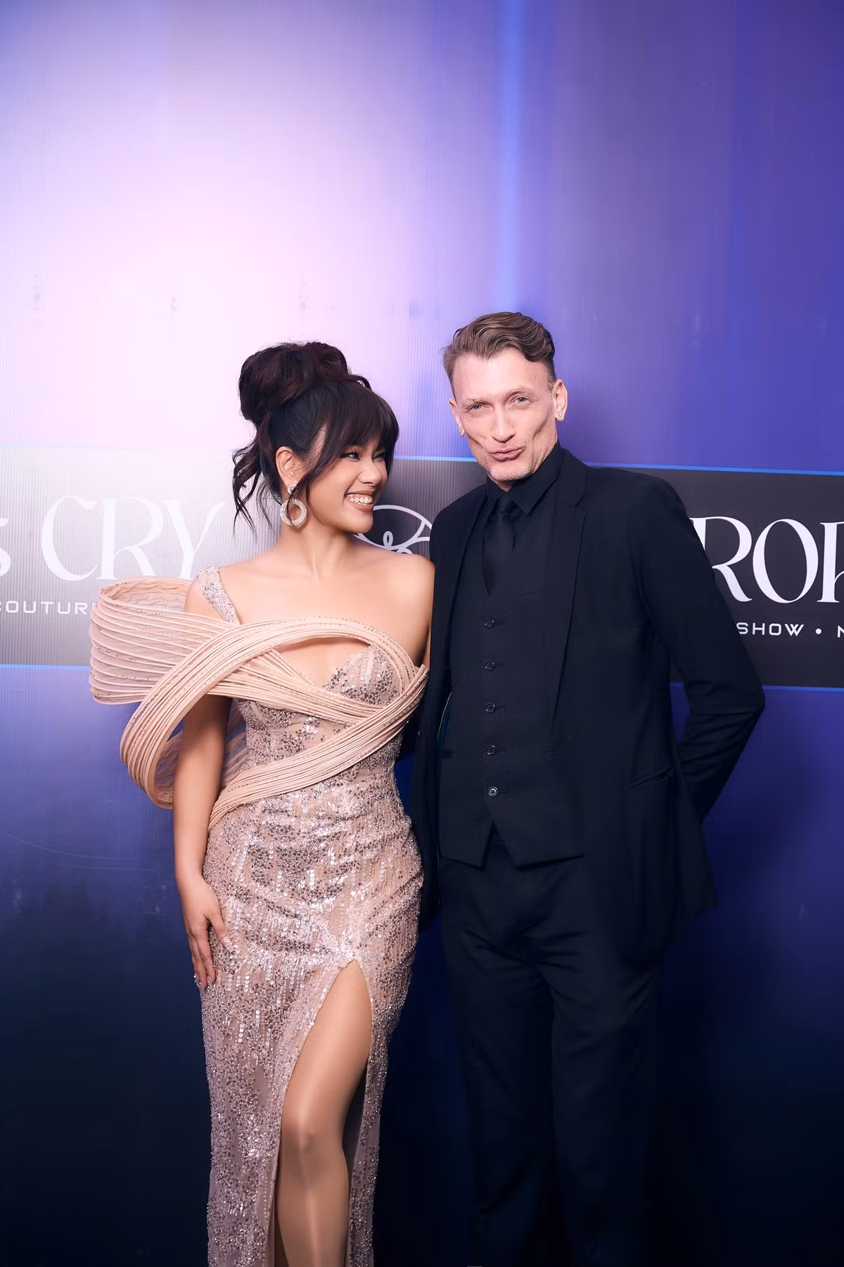 Phương Vy khoe được chồng tháp tùng tham gia các sự kiện: "Thương nhất là cả ngày đi làm về đã mệt, vợ năn nỉ “anh đi sự kiện với em nha, em ngại đám đông quá”, là anh ăn nhanh tô cơm với rau và đậu, lên đồ vest, lên đường đi với vợ. Không than, không phàn nàn, không càm ràm”. Ảnh: FB Phương Vy.