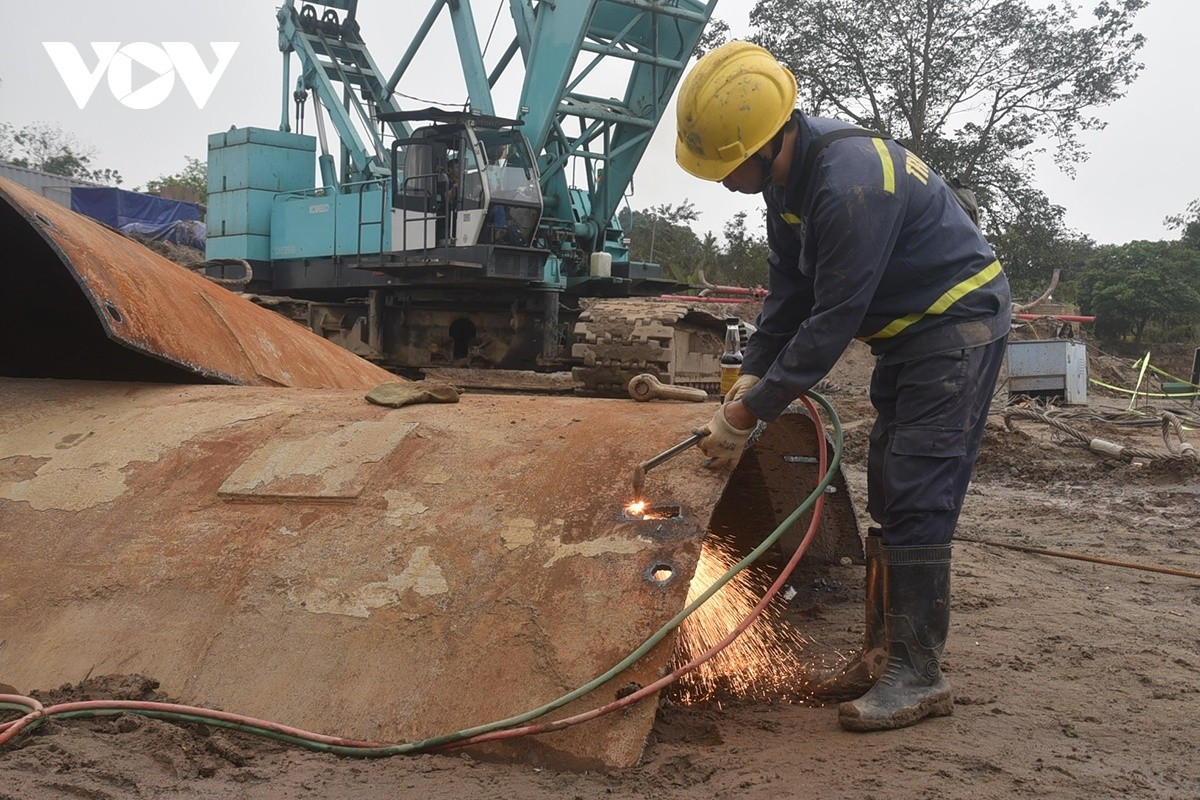 Các tổ thợ hàn miệt mài gia công, liên kết thép.