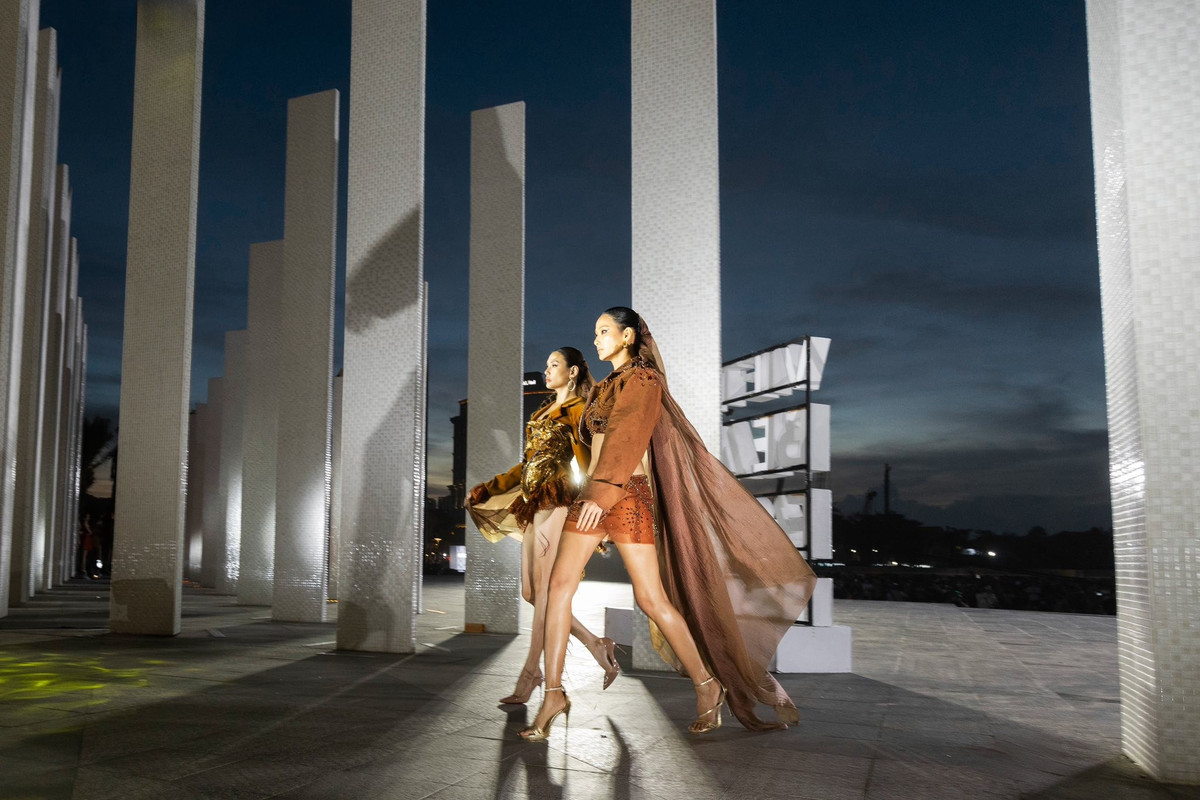 "Dù là đàn chị đã gắn bó với nghề gần 20 năm, chị vẫn luôn vui vẻ, cởi mở chia sẻ kinh nghiệm và truyền cảm hứng cho các đàn em bằng sự chân thành", Hoàng Thùy cho biết. Ảnh: FB Hoàng Thùy.