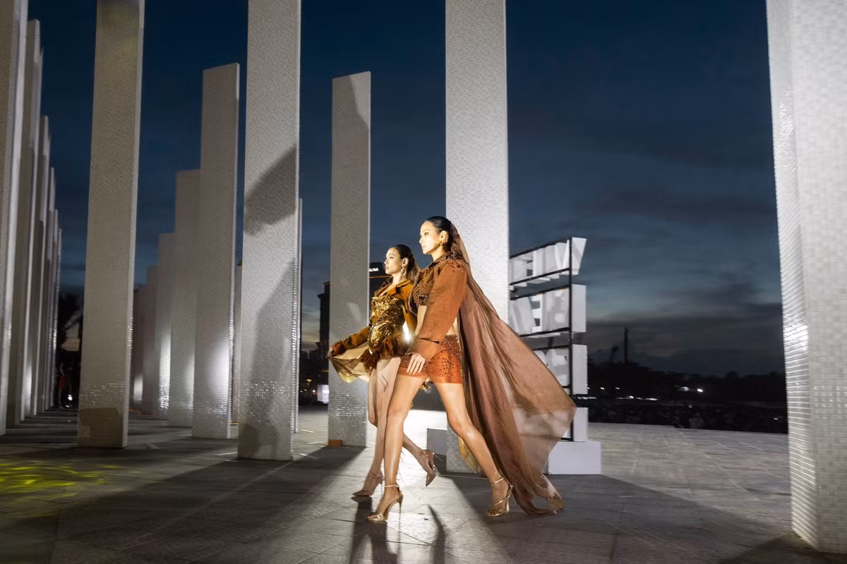 "Dù là đàn chị đã gắn bó với nghề gần 20 năm, chị vẫn luôn vui vẻ, cởi mở chia sẻ kinh nghiệm và truyền cảm hứng cho các đàn em bằng sự chân thành", Hoàng Thùy cho biết. Ảnh: FB Hoàng Thùy.