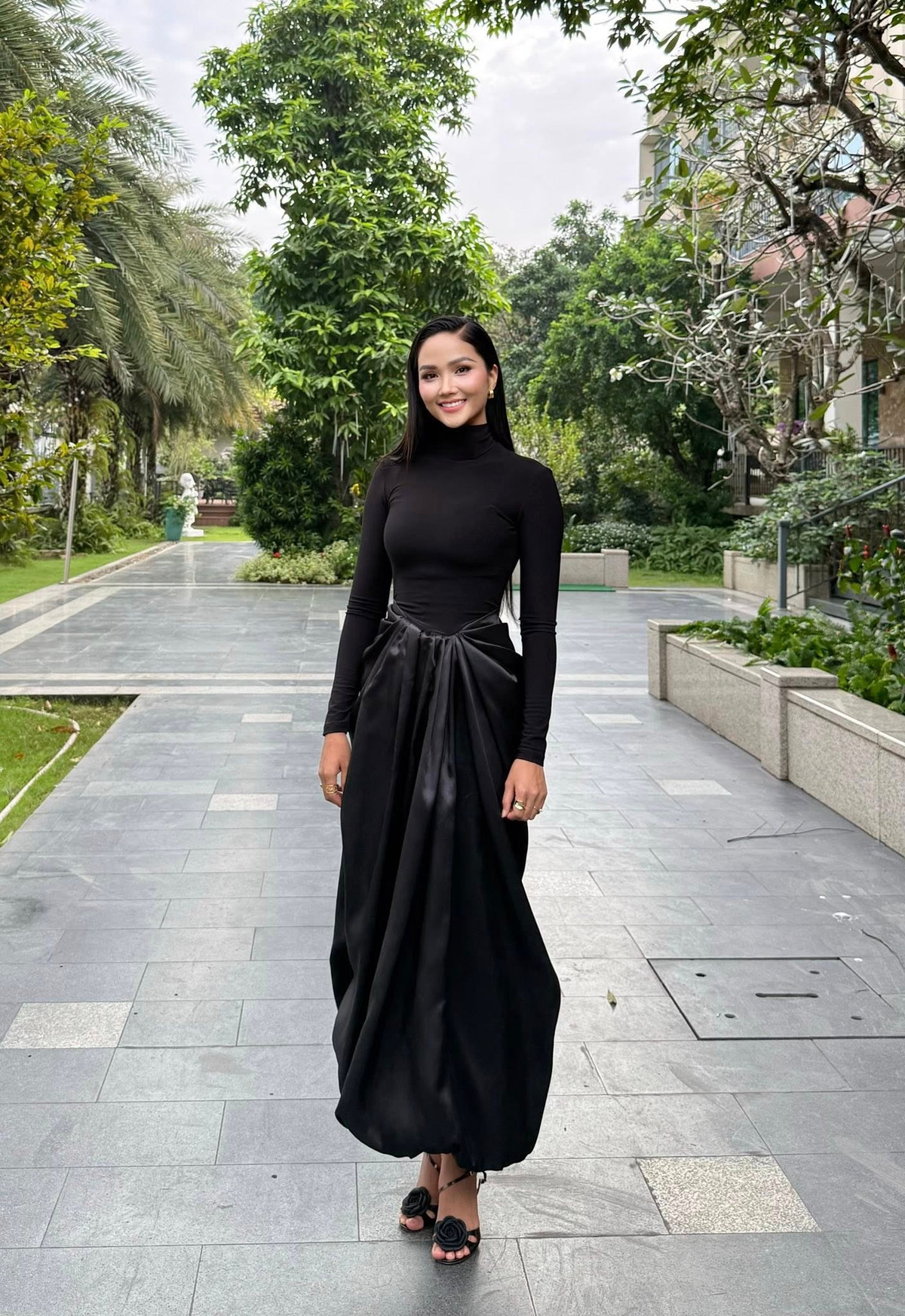 Khi trang điểm nhẹ, cô toát lên vẻ gần gũi, đời thường, còn với layout make-up đậm, nàng hậu lập tức trở nên sắc sảo và đầy quyền lực.