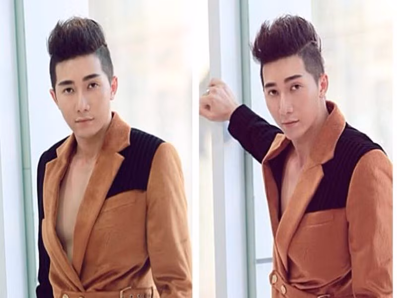 Nam người mẫu nhớ lại, anh từng phụ bán bún nước lèo cùng mợ trong một trận mưa lớn, phải ôm chặt cây dù che quán trong 2 giờ đồng hồ để không cho quán sập.Ảnh: FB Nam Phong.