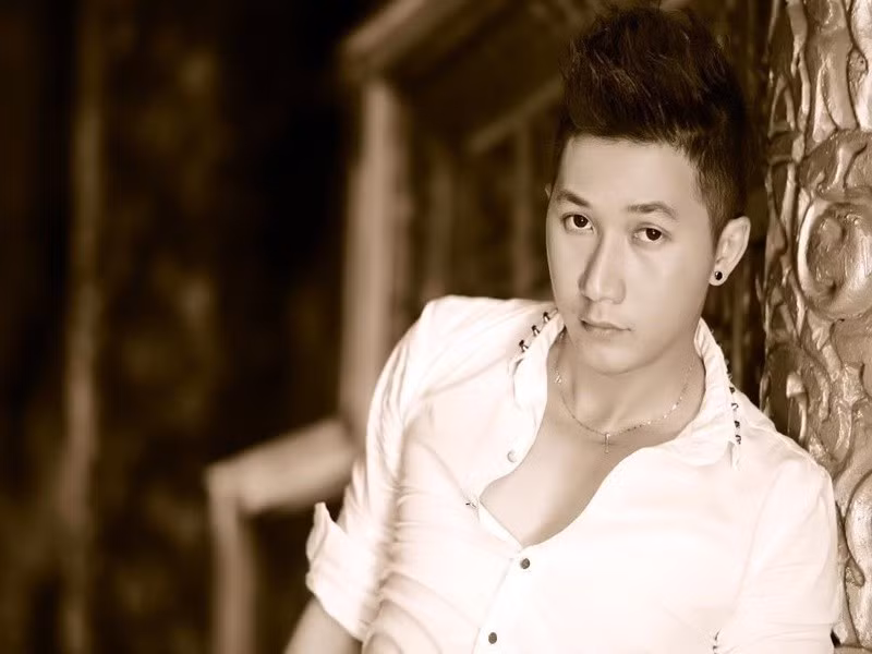 Gia đình cậu mợ Nam Phong phá sản khi nam người mẫu học lớp 3. Để phụ giúp cậu mợ, anh đi phụ kéo xe chở gạch đá, đi bưng bún cho quán ăn, phụ hồ, giúp việc nhà, bán bánh kẹo, bán lồng đèn. Ảnh: FB Nam Phong.