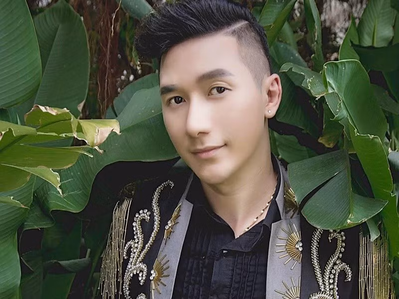 Nam Phong từng chia sẻ trên Thế Giới Điện Ảnh, năm anh 1 tuổi, mẹ anh qua đời. 1 năm sau đó, bố Nam Phong mất. Nam người mẫu được cậu mợ đưa về nuôi dưỡng. Ảnh: FB Nam Phong.