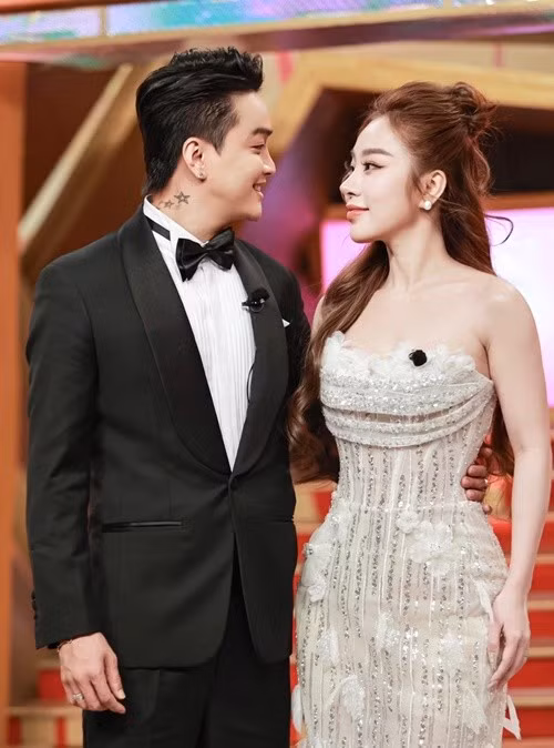 Vợ chồng TiTi ngày càng dính như sam. Ảnh: FB TiTi.