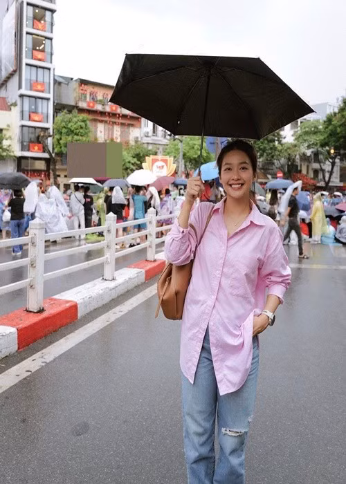 Diễn viên Khả Ngân ra Hà Nội xem buổi tổng hợp luyện diễu binh cho đại lễ 2/9. Ảnh: FB Khả Ngân.